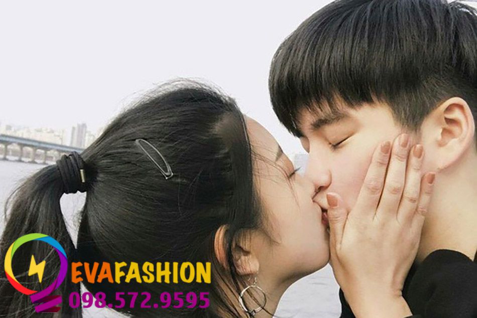 Tại sao con trai thích hôn môi con gái?